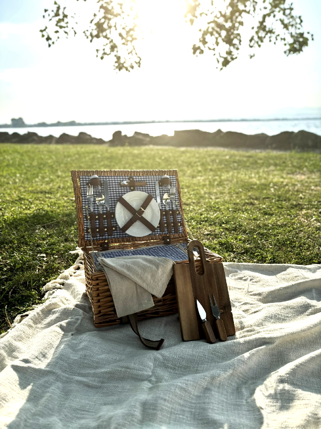 Kit picnic Garda Picnic Moments con vista lago, cornice di foglie naturali e luce del tramonto
